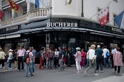 Chinesische Touristen vor dem Luzerner Uhren- und Schmuckhändler Bucherer. (Bild: Luzerner Zeitung, 6. Juni 2018)