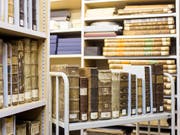 Das Wissen aus vergangenen Jahrhunderten online statt zwischen Buchdeckeln: Zahlreiche Schriften aus dem 18. und 19. Jahrhundert der Zentralbibliothek Zürich werden digitalisiert. (Bild: KEYSTONE/ALEXANDRA WEY)