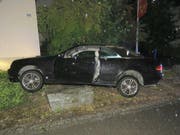 Blechschaden an Mutters Auto: 16-Jähriger verlor auf seiner Strolchenfahrt in Staufen AG die Kontrolle über das Auto und prallte in einen Stein. (Bild: Handout Kantonspolizei Aargau)