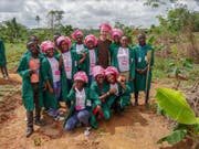 Schülerinnen und Schüler mit Matthias Bachmann. (Bilder: PD)