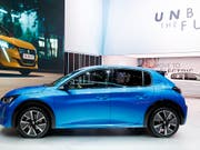 Der französische Auto-Hersteller PSA sieht sich einem massiven Absatzrückgang gegenüber. Zu PSA gehören etwa Peugeot, Citroen und Opel. (Bild: KEYSTONE/CYRIL ZINGARO)