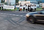 Demonstranten vor dem Schlachthof in Gossau. Bild: Johannes Wey