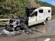 Ein Wohnmobil brennt auf der A2 bei Gurtnellen komplett aus. (Bild: Kantonspolizei Uri)