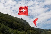 Traditionen, Glaube, Menschen mit einbeziehen: Der Nationalfeiertag und die Nationalhymnen heizt die Gemüter. (Keystone).