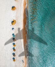 Weit entfernte Destinationen und damit Flugreisen sind noch immer sehr gefragt. (Bild: Getty)