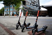 Vom Logistikteam werden die E-Trottinetts wieder ordentlich aufgestellt.
