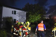 Die örtliche Feuerwehr war mit 25 Feuerwehrangehörigen ausgerückt.