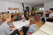 Trotz Schulferien fand sich eine stattliche Anzahl Kinder aus dem Chörli spontan bei der Familie Freund in Hinterforst zum Vorsingen ein. Wer die App Xtend auf dem Handy hat und dieses Bild damit scannt, kann die Kinder auch hören. (Bild: Max Tinner)