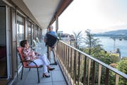 Robi Niederberger spielt Monika Odermatt-Planzer ein Ständchen auf seinem Balkon. (Bilder: Dominik Wunderli, Luzern, 16.Juli 2019)