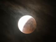Über der Schweiz kommt es in der Nacht auf Mittwoch wieder zu einer partiellen Mondfinsternis. (Bild: Alessandra della Valle / Keystone