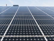 Schweizweit wurde im vergangenen Jahr eine Fläche von 1,7 Millionen Quadratmeter mit Solarmodulen bedeckt. Auf Industrie- und Gewerbebauten hingegen stagnierte der Bau von neuen Fotovoltaikanlagen. (Bild: Keystone/CHRISTIAN BEUTLER)