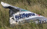 Ein Trümmerteil der abgeschossenen Maschine auf einem Feld in der Ostukraine. 298 Menschen kamen beim Absturz ums Leben. (Bild: Igor Kovalenko/EPA, Grabovo, 20. Juli 2014)