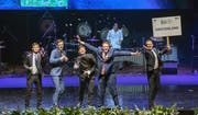 Die Schweizer Delegation an der Eröffnungszeremonie der Internationalen Physik-Olympiade (von links nach rechts): Hiro Farré, Jonas Hofmann, Nicolas Schmid, Fabian Graf und Cédric Solenthaler. (Bild: PD)