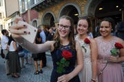Sie haben es geschafft. Lisa Herger, Jara Bissig und Jasmin Gongouch (von links) machen an der Lehrabschlussfeier ein Selfie. (Bild Urs Hanhart, Juli 2019)