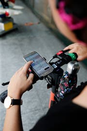 Via App lassen sich die E-Trottinetts freischalten.