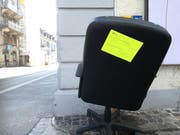 Mit dem gelben Zettel weist Entsorgung St.Gallen daraufhin, dass Spermüll nicht illegal - also ohne Gebührenmarke - entsorgt werden darf. (Bild: Marlen Hämmerli)