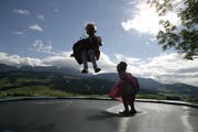 Ab Mitte August wird man am Fusse des Kronbergs hohe Sprünge wagen können.(Bild: Trix Niederau)