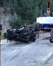 Räumung der Unfallstelle und Bergung des Fahrzeugwracks: Vom Lastwagen sind nur noch Trümmer übrig. (Bild: Kantonspolizei Uri)