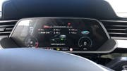 Audi e-tron: Der Audi informiert mit vielen Zahlen. Allerdings variiert die (Bild: Philipp Aeberli)