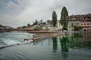 Das Reusswehr ist einer der Orte, den die Münchner Delegation in der Stadt Luzern besuchte. (Bild: Pius Amrein, Luzern, 14. August 2015)