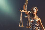 Ohne Geld wird Justitia nicht tätig. Prozessfinanzierer stellen die nötigen Mittel bereit. (Bild: Shutterstock)