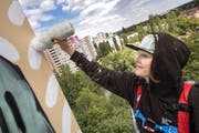 Vero Schmid bei der Arbeit hoch über dem Boden. (Bild: Nika Kramer)