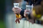 Fans des FC St.Gallen müssen in der neuen Saison für ein Bier tiefer in die Tasche greifen. (Bild: Urs Jaudas)