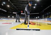 Am 17. Juli wurden in der Bossard-Arena die Werbebanner verlegt. (Bild: Stefan Kaiser, Zug, 17. Juli 2019)