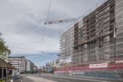 Auf der Achse Sprengi-Seetalplatz soll Verdichtung weiterhin möglich sein – hier links das Tramhüsli und rechts die im Bau befindliche Centralplaza-Überbauung. (Bild: Pius Amrein, Emmen 17. Juli 2019)