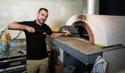 Ahmed Mohammed Ismael in der Archidee Pizzeria in Unterägeri. (Bild: Stefan Kaiser, 16. Juli 2019)