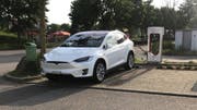 Tesla Model X: An einem Tesla Supercharger lädt das Model X mit maximal 120 kW. Per Update sollen bald 150 kW möglich sein. (Bild: Philipp Aeberli)
