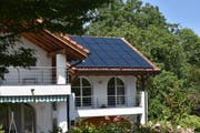 Fotovoltaik-Anlage auf einem Wohnhausdach in Oberschan: In der Schweiz wird erst rund drei Prozent des Potenzials für Solarstrom genutzt. (Bild: Heini Schwendener)