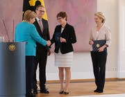 Angela Merkel gratuliert der neuen Deutschen Verteidigungsministerin Annegret Kramp-Karrenbauer. Rechts ihre Vorgängerin, die frischgewählte EU-Kommissionspräsidentin Ursula von der Leyen. (Bild: Sean Gallup/Getty, Berlin, 17. Juli 2019)