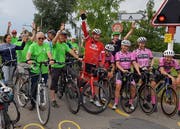 Der Moderator Rainer Maria Salzgeber ist per Velo aus Giswil angereist. (Bild: PD)