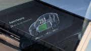 Tesla Model X: Die verbleibende Reichweite wird akkurat angezeigt und bleibt konstant. Das Auto weiss, wann genügend Strom im Akku ist, um ans Ziel zu kommen. (Bild: Philipp Aeberli)