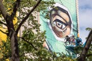 Das Bild zeigt eine Kämpferin, die sich für die Natur einsetzt. (Bild: Nika Kramer)