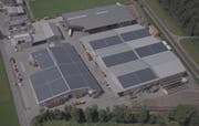 Die riesige Fotovoltaikanlage auf den Dächern der Müller Azmoos AG in Weite wird in den nächsten Wochen noch einmal um 585 Kilowattpeak ausgebaut. (Bild: PD)