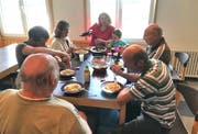 Die Camper sitzen gerne zum gemütlichen Essen zusammen.