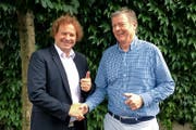 Simon Boss, Gründer, Inhaber und CEO der Boss Info Gruppe (links), und pmc-Informatik-Inhaber Gert Zumkehr. (Bild: PD)