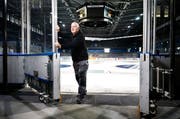 Hereinspaziert in die Bossard-Arena: Ab nächster Woche ist das Eis für die EVZ-Spieler bereit. Dafür sorgt auch Eismeister Erwin Fassbind. (Bild: Stefan Kaiser, Zug, 17. Juli 2019)