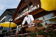 Franco Höhener hat das Restaurant in Oberägeri übernommen und wiedereröffnet nachdem es zehn Jahre geschlossen war. (Bild: Stefan Kaiser, Oberägeri, 17. Juli 2019)