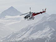 Ein Helikopter der Air-Glaciers bei einem Rettungseinsatz im Skigebiet Crans-Montana. (Bild: Keystone/JEAN-CHRISTOPHE BOTT)