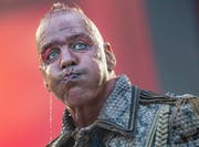 Der Frontsänger der deutschen Rockband Rammstein an einem Konzert in Deutschland. Die Band setzt im Kampf gegen den Tickethändler auf personalisierte Tickets. (Bild: Boris Roessler/Keystone/DPA)