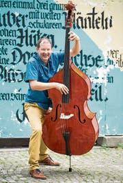 Arthur Furrer (43) mit seinem Kontrabass beim Vögeligärtli in Luzern. (Bild: Eveline Beerkircher, 12. Juli 2019)