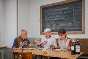 Marco Gelmi, Piemont-Kenner, Elisa Colonna, Meisterköchin aus dem Piemont, und Elsbeth Müller, Inhaberin der Auberge du Mouton in Porrentruy, bei ihrer Vitello- tonnato-Kostprobe im «Mouton». (Bilder: Christian Jaeggi)