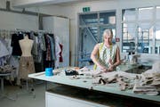 Die Designerin Mirjam Roosdorp macht aus alten Schwingerhosen massgeschneiderte Schwingröcke in ihrem Atelier. (Bild: Maria Schmid, Neuägeri, 18. Juli 2019 )