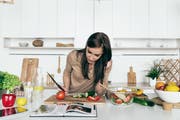 Die richtige Stelle im Rezept muss man nicht mehr suchen – intelligente Lautsprecher wissen, wann sie den nächsten Abschnitt vorlesen müssen. (Bild: Shutterstock)