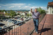 Blick auf den neuen Chilbi-Platz auf dem Oberen Mätteli: Marktchef Markus Graf erklärt die neue Situation. Bild: Reto Martin