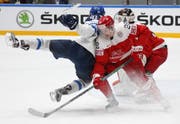 Emil Kristensen (Mitte), hier im Dress der dänischen Nationalmannschaft, im Duell mit dem Schweden Antti Philstrom an der WM 2016 in Russland. (Bild: Dmitri Lovetsky / EPA