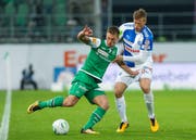 St. Gallens Marco Aratore im Kampf um den Ball gegen GC Spieler Emil Bergstroem. (Bild: KEY)